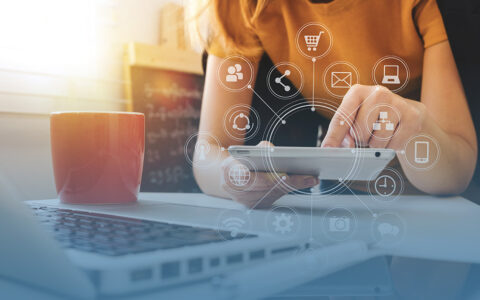 mulher empreendedora realizando a gestão do varejo do futuro de forma online