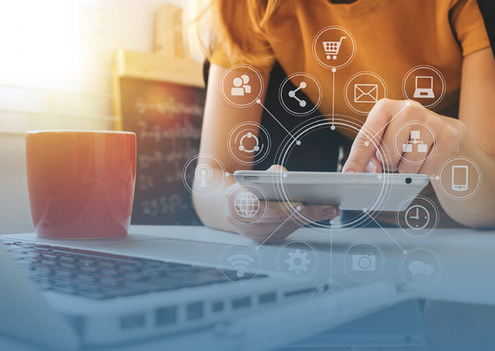 mulher empreendedora realizando a gestão do varejo do futuro de forma online